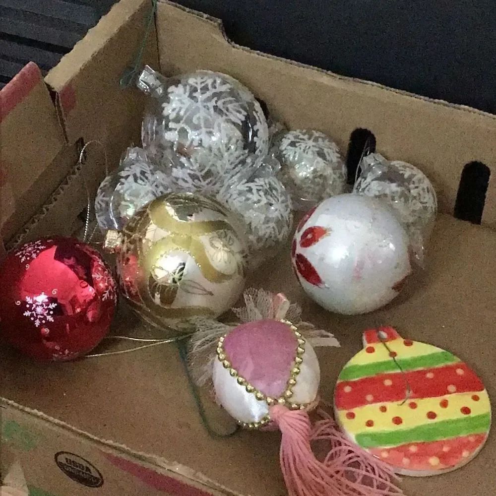 Ornaments mixed lot of twelve